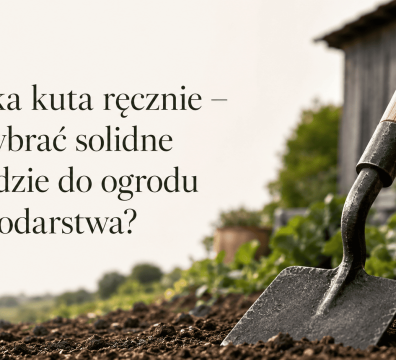 Motyka ogrodowa w rustykalnym ogrodzie